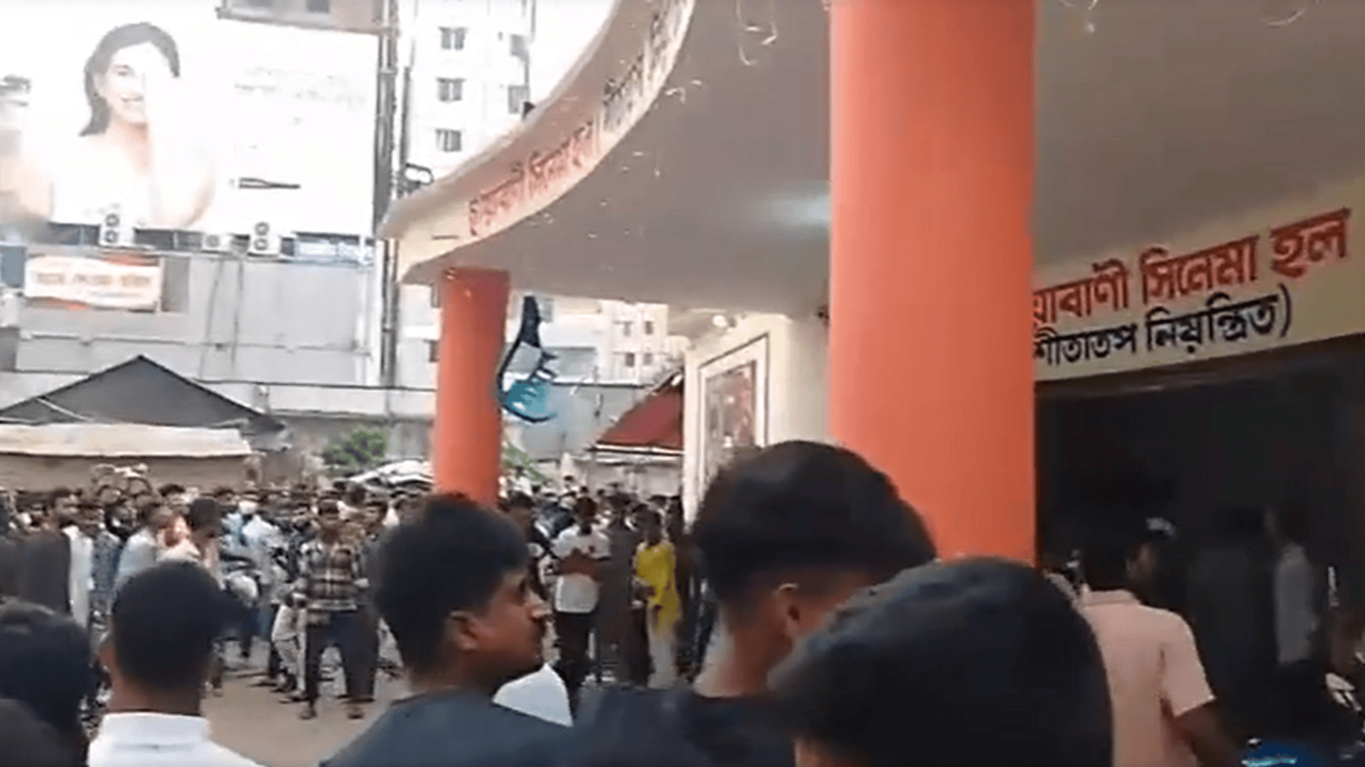 সিনেমা হল ভাঙচুর ও লুটপাট করলেন ‘তাণ্ডব’-এর দর্শকরা