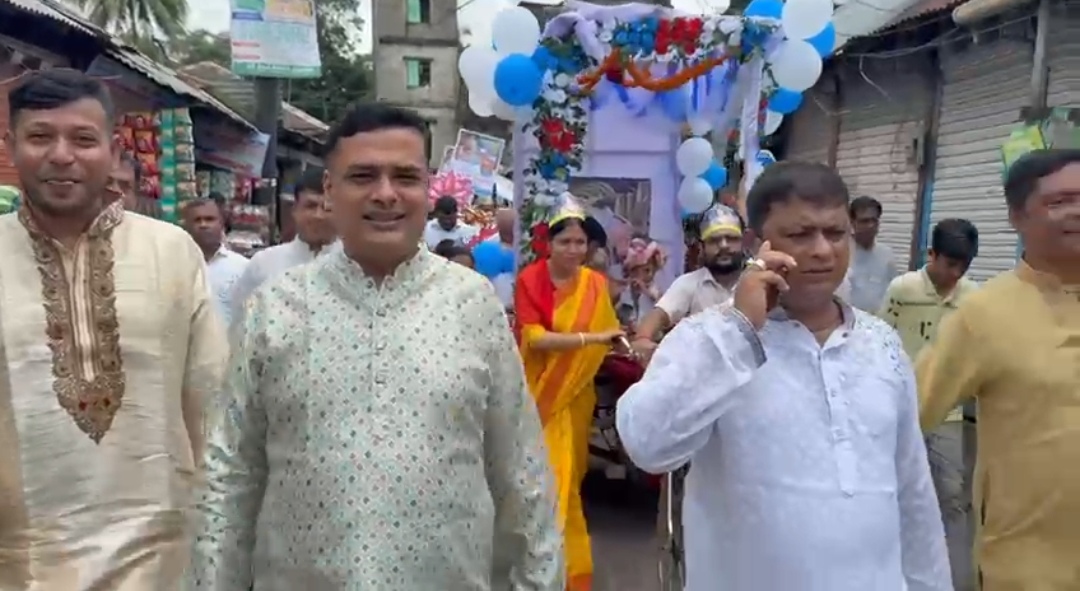 চন্দ্রগঞ্জে শ্রীকৃষ্ণের জন্মাষ্টমী উপলক্ষে বর্ণাঢ্য শোভাযাত্রা অনুষ্ঠিত হয়েছে।